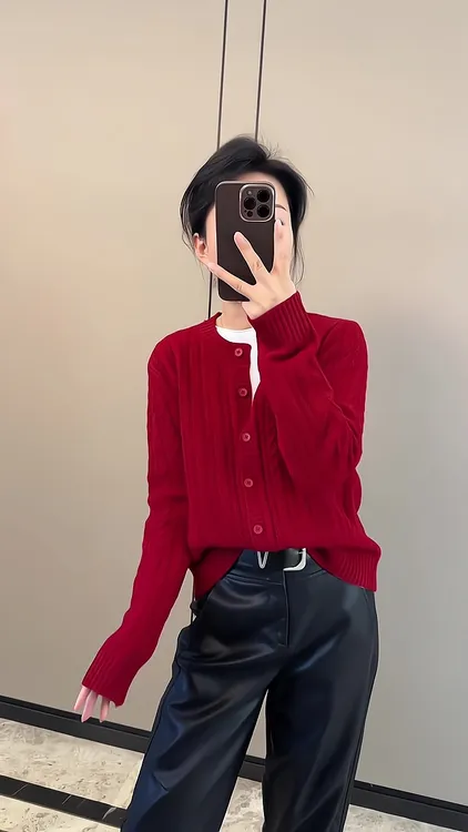 韩系减龄休闲风针织开衫秋冬季流行穿搭一套新款2025气质红色毛衣