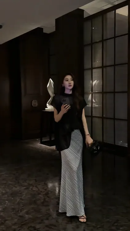 时尚套装女2025爆款法式简约休闲宽松设计感黑色上衣百搭半身裙子