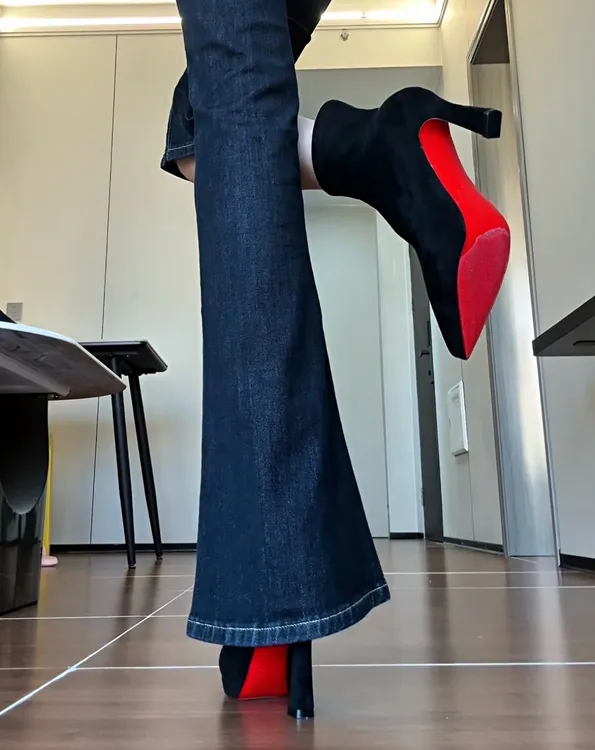 绒面短靴女冬季2025新款黑色性感尖头瘦瘦靴防水台红底高跟鞋靴子