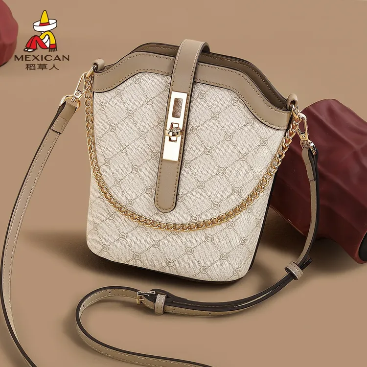 稻草人包包女秋冬字母水桶百搭斜挎包百搭小包高级感单肩包手机包