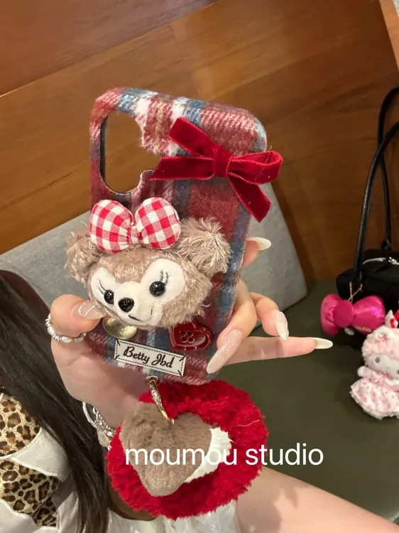毛绒达菲熊蝴蝶结适用苹果17promax手机壳iphone16手提1514套13女