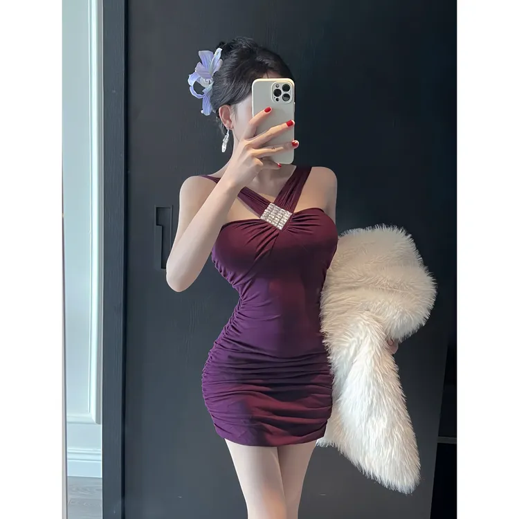 轻奢高级感露肩钉珠褶皱吊带连衣裙女法式气质内搭显身材包臀短裙