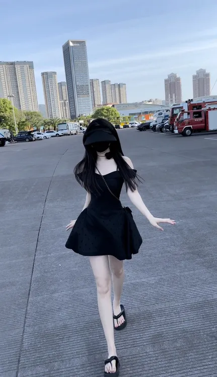 夏季纯欲一字肩吊带收腰波点连衣裙