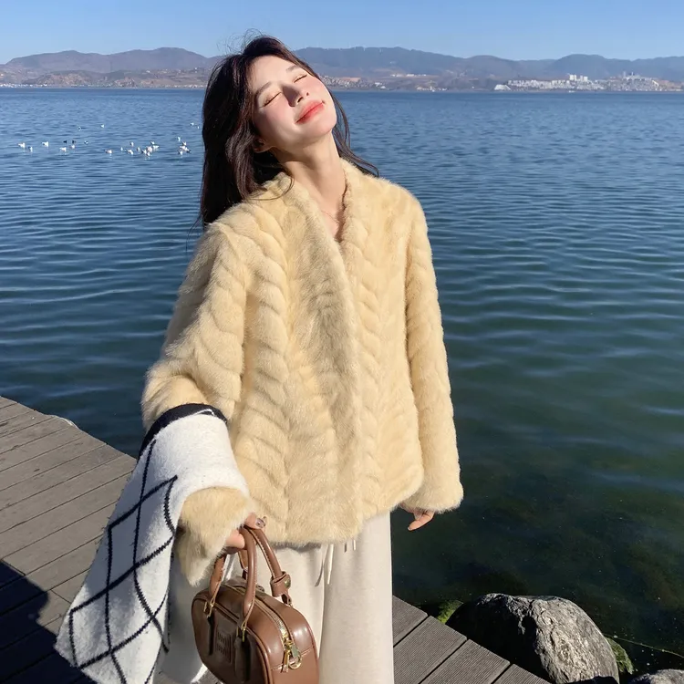 鹅黄色贵气高级感环保皮草外套女短款2025冬新款法式气质毛绒上衣