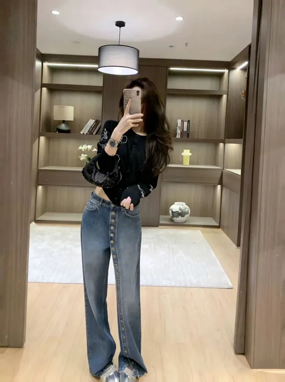 2026秋冬新款韩系气质减龄短毛衣绣花针织开牛仔裤两件套装