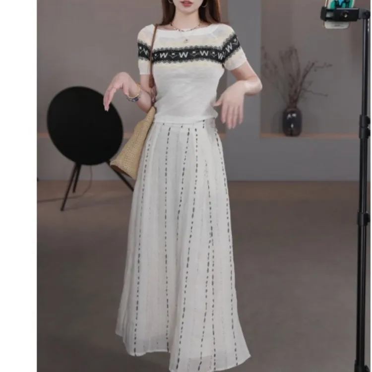 针织镂空薄款一字领短袖上衣+高腰百搭半身裙LK2505263