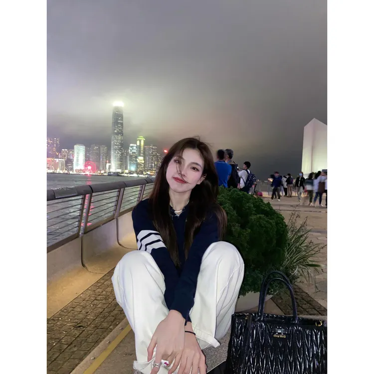 开衫毛衣女2025早秋三条杠学院风条纹V领高级感短款情侣针织外套