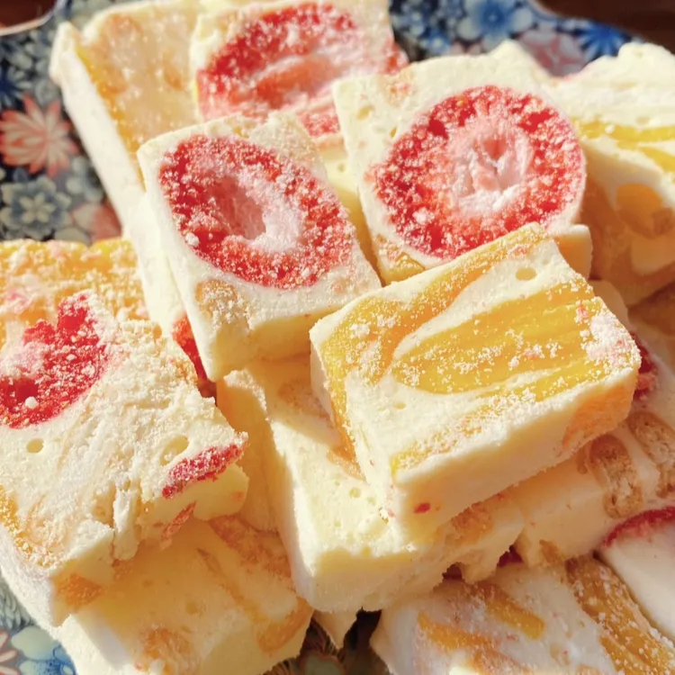 彩虹奶酥休闲追剧零食果干糕点网红食品草莓雪花奶酥女儿