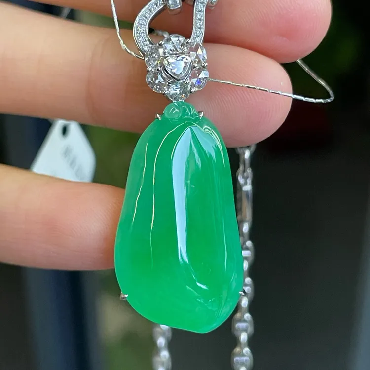 翡翠满绿福瓜吊坠 裸石：26.6/15.3/4.5整体35.1