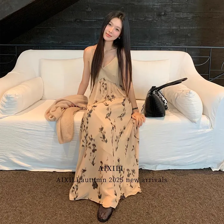 爱西里2025秋款法式复古V领高腰拼接印花雪纺吊带纯欲连衣裙15256