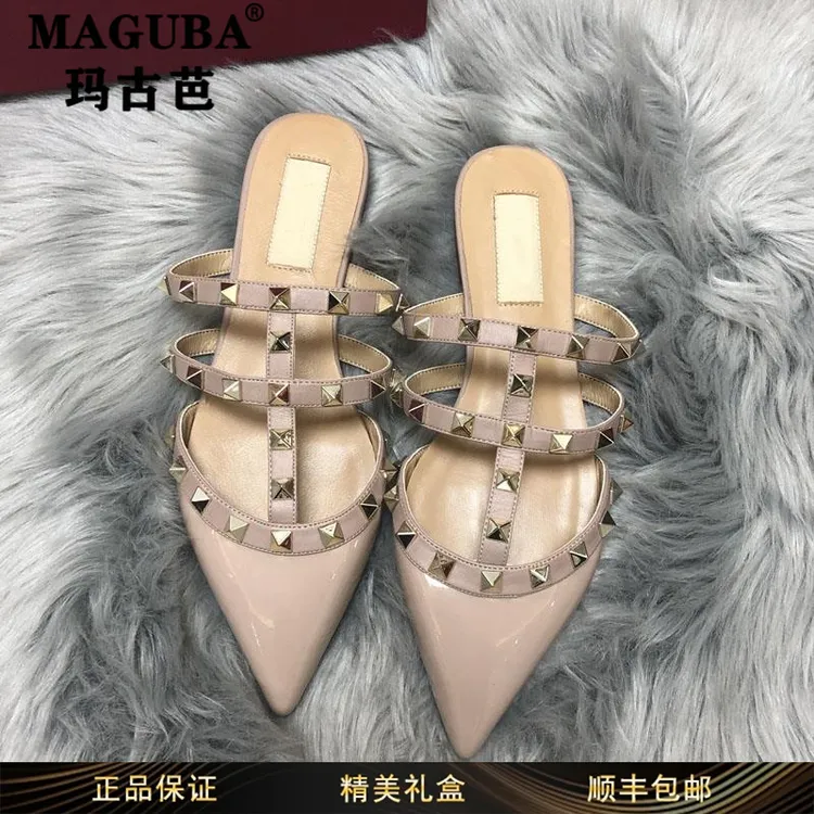 玛古芭2025夏季新款网红铆钉尖头平底凉鞋女真皮包头外穿一字带