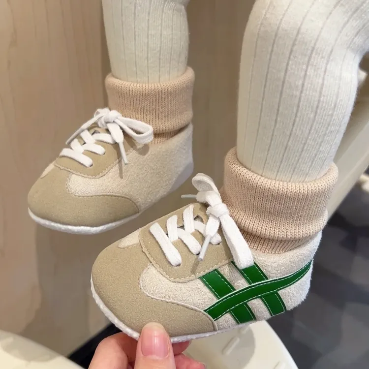 婴儿鞋子0-6个月春秋软底透气宝宝鞋袜一体3-6-12个月学步鞋不掉