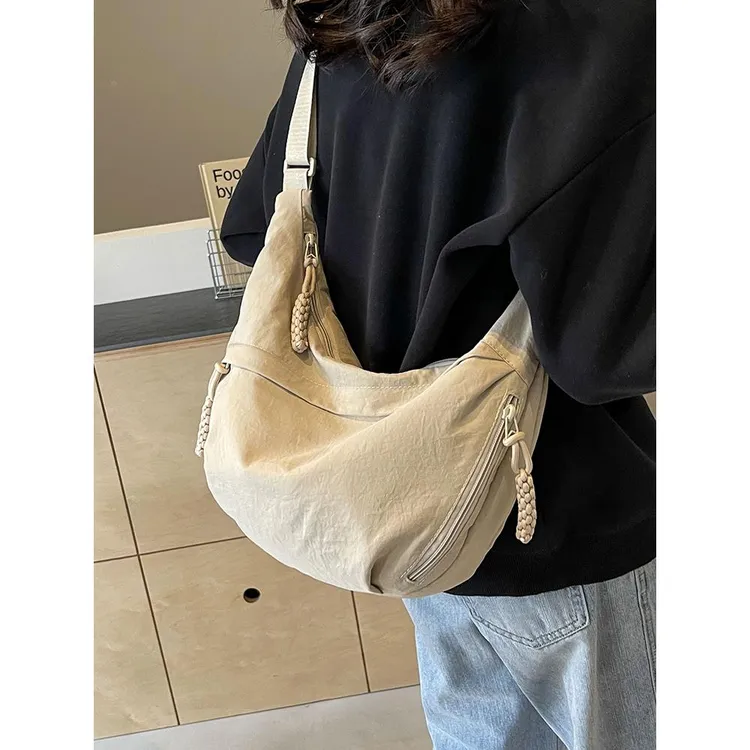 休闲包包女式2025新款潮时尚流行超火布包单肩包大容量斜挎饺子包