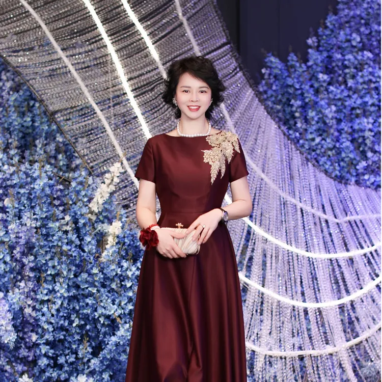 礼服酒红色手臂喜妈妈礼服2025洋气丈母娘婚宴礼服