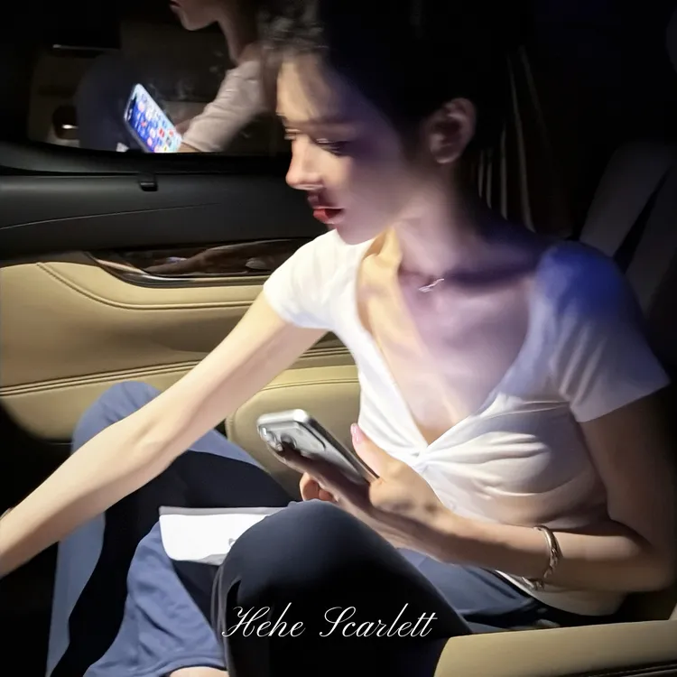 你的呵呵scarlett|扭结V领面膜T恤 夏季高弹亲肤修身短袖上衣女