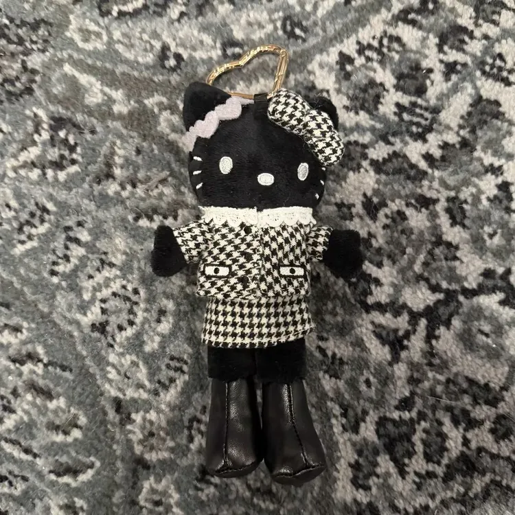 【台北限定】Hello Kitty 千鸟格小香纯黑长腿Kitty钥匙扣玩偶