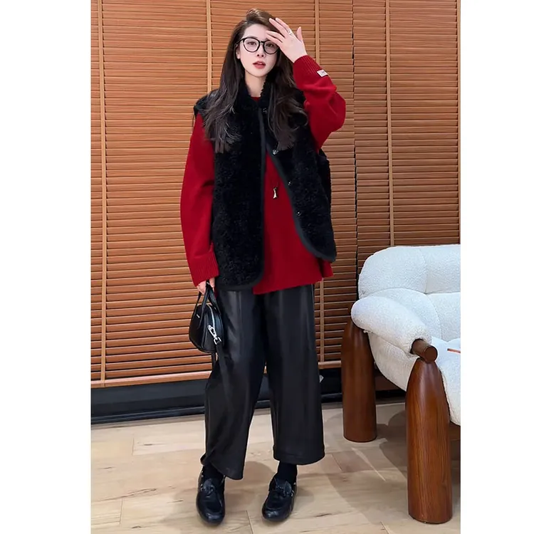 秋冬流行穿搭一整套女2025新款红色针织衫叠穿马甲休闲裤三件套