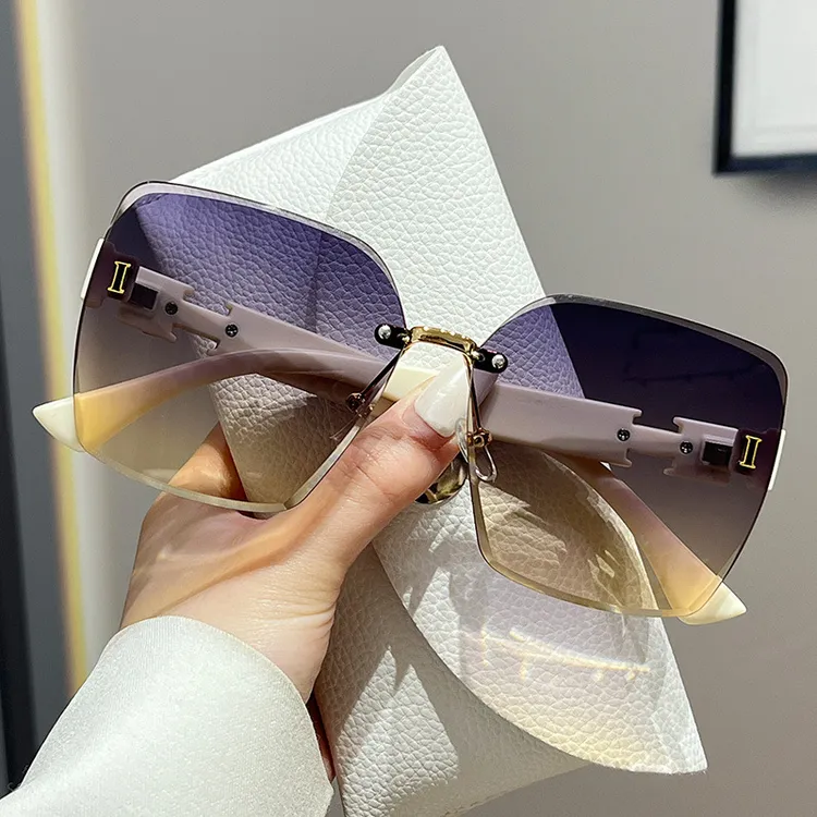 新款时尚无框切边太阳镜大框素颜显瘦墨镜送眼镜盒街拍百搭遮阳女商品图