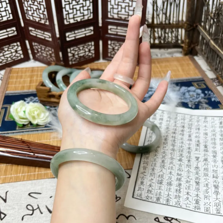 wuji/巫记冰种天山翠手镯玛瑙玉髓渐变透圆条少女珠宝玉镯礼物