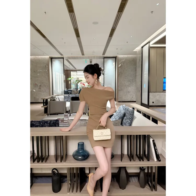 【微醺甜茶】夏季气质纯欲性感斜肩连衣裙女装褶皱收腰修身包臀短裙