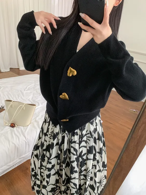 100%美利奴羊毛ES黑色爱心纽扣针织开衫女新品V领宽松厚长袖外套