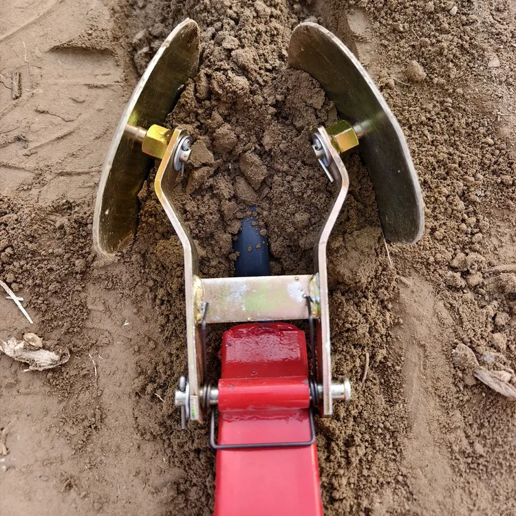 最新滴灌带覆土器圆盘盖土器播种机老婆脚埋土器滴灌带架子覆土器