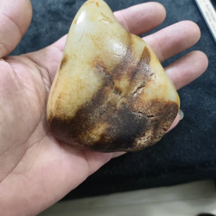 350.6克，新疆和田玉红皮白肉原石，肉质细腻，油脂光泽，纯天然皮色。