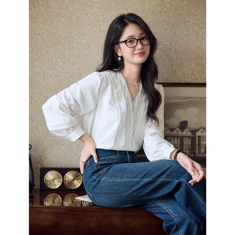 宿本【月光织梦】蕾丝衬衫2025年春秋简约宽松V领上衣1531021CC