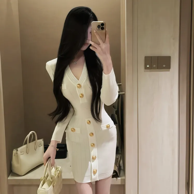 纯欲针织韩系连衣裙女金属扣长袖修身显瘦气质名媛毛衣包臀短裙秋