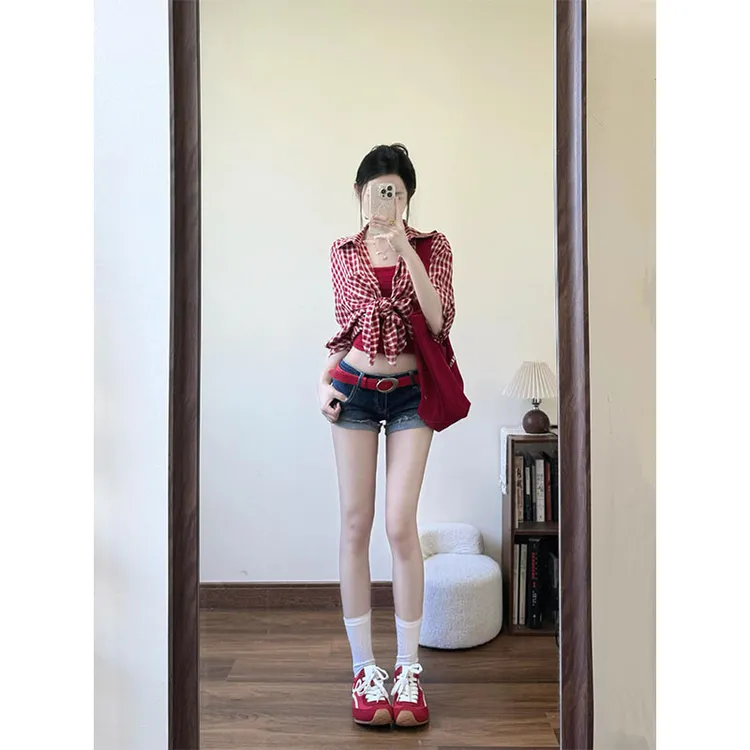 韩系辣妹纯欲休闲打底衫小众高级感红色格子衬衫高腰显瘦短裤套装