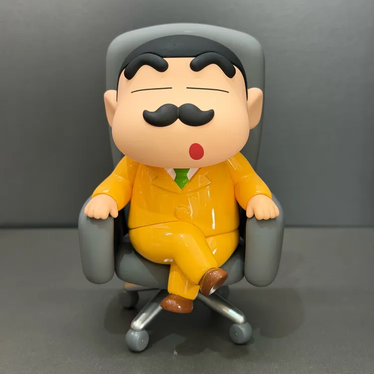 正版授权蜡笔小新总裁公仔桌面摆件实心PVC手办礼物