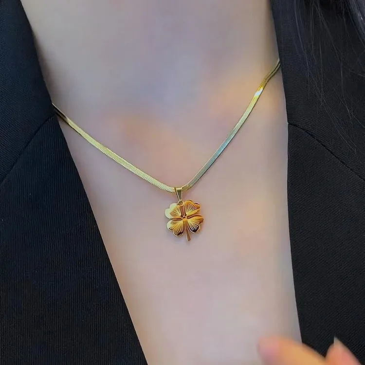 钛钢吊坠 不掉色轻奢幸运四叶草吊坠蛇骨链高级设计感锁骨链商品图