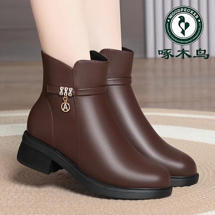 啄木鸟冬季新款中老年妈妈软皮棉鞋大码加绒保暖短靴女粗跟棉皮鞋