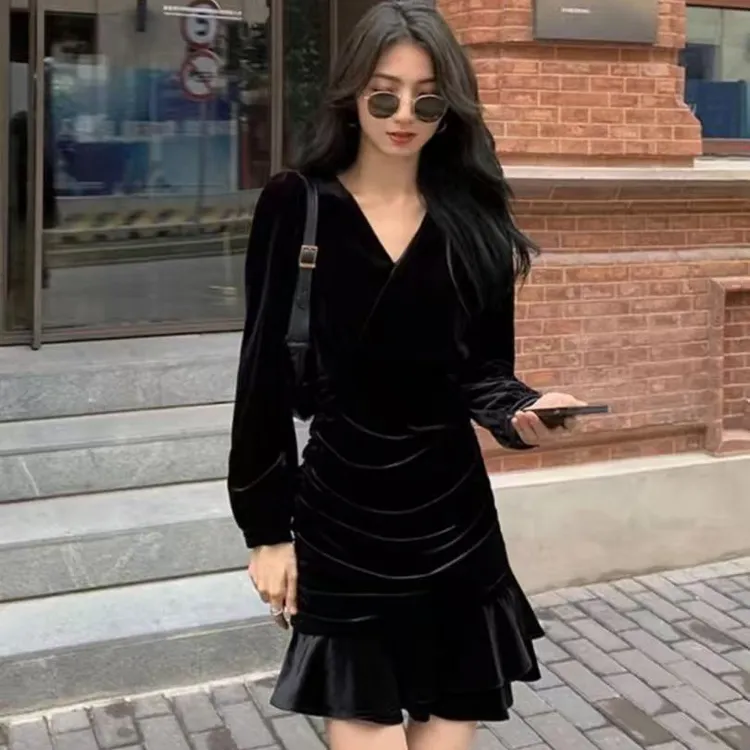 高级感长袖黑色连衣裙秋冬季短款收腰金丝绒V领a字鱼尾裙女小个子