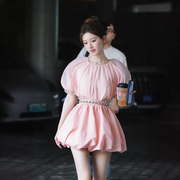 小香风时尚连衣裙女春夏新款活泼减龄甜美粉色露腰钉钻花苞短裙子