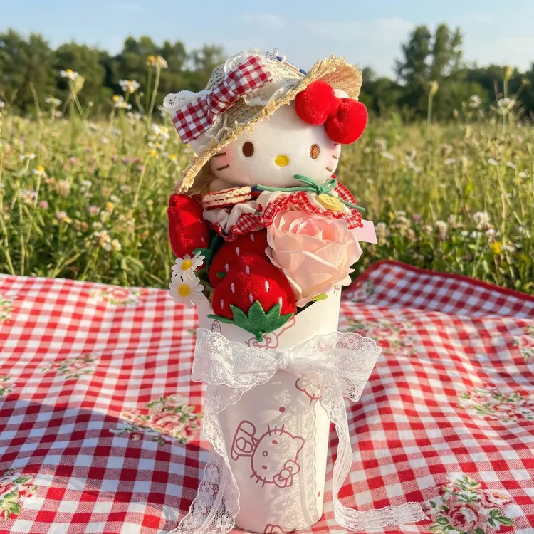 正版hellokitty冬日草莓花束kt三丽鸥kt包包挂件送人生日礼物女