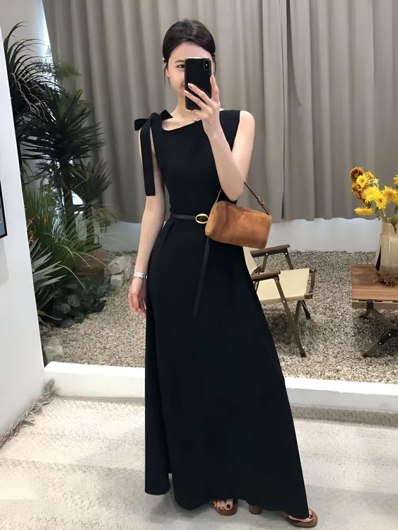 法式赫本风斜肩系带无袖连衣裙女2025夏季新款气质收腰显瘦长裙子