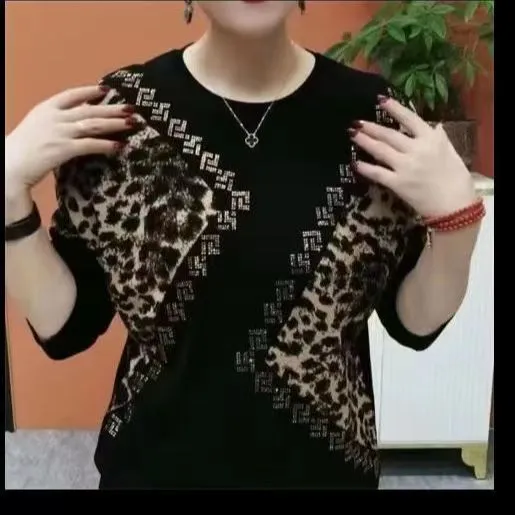 洋气秋冬新款妈妈印花拼接2023圆宽松遮肚T恤上衣女士高档长袖顺
