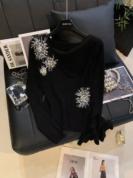 ZHOUYI/周一 2025秋冬邂逅立体花朵钉珠装饰不规则袖黑色针织上衣