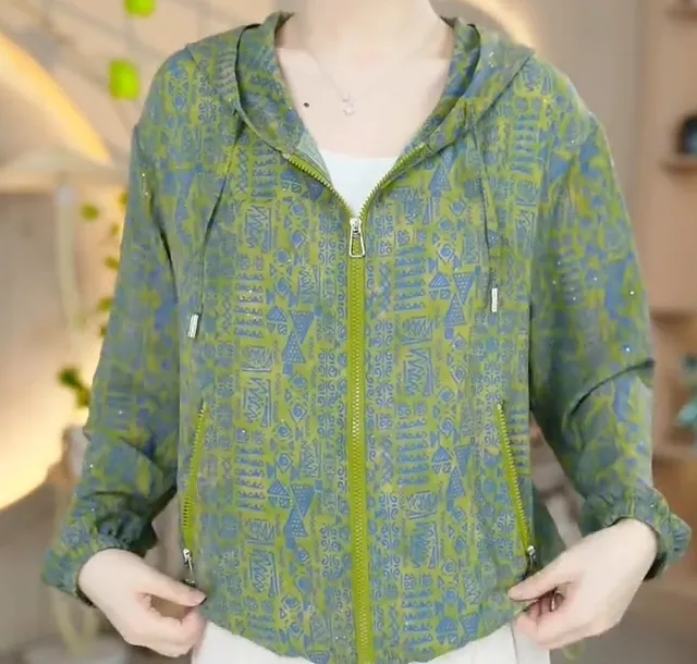 时尚百搭女士薄款防晒衫2025年新款印花设计休闲连帽妈妈防晒夏装