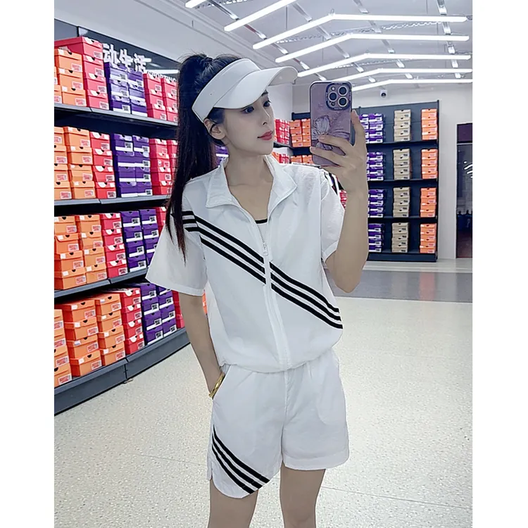百搭减龄运动服套装女夏季休闲设计感立领防晒短袖外套短裤两件套