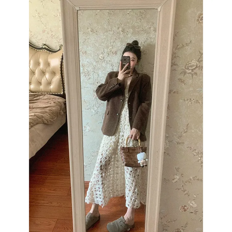 2025秋季新款韩系时尚简约高级感咖色西装外套女镂空吊带连衣裙