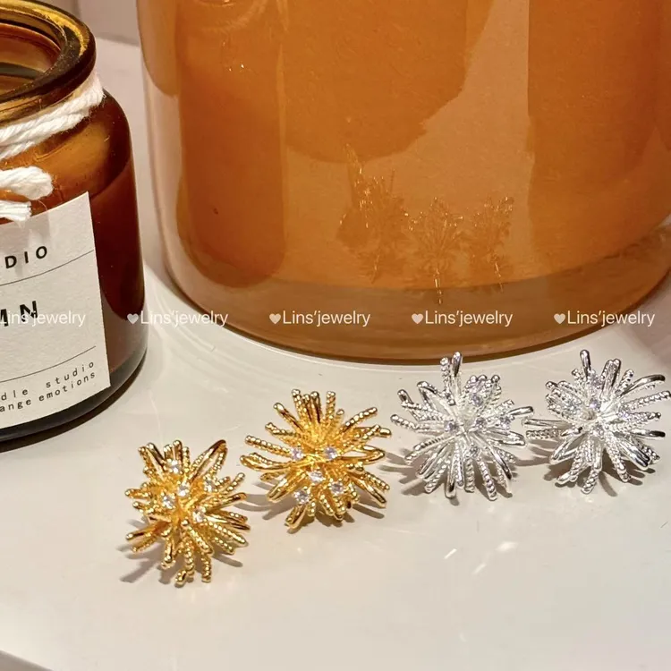 铜合金合成锆石耳饰 设计款不规则烟花镶嵌闪钻耳钉~气质轻奢