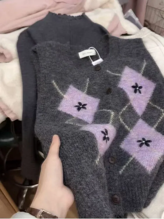 七言家巨好看！ #氛围感灰紫菱格花朵马甲开衫@
