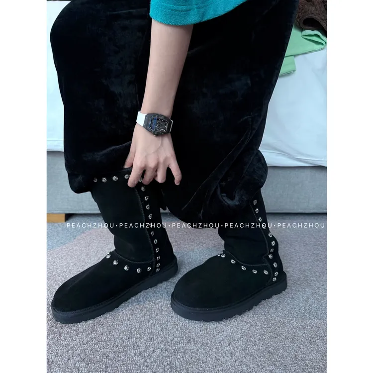 『PEACHZHOU』羊皮毛一体六芒星钉珠中筒雪地靴