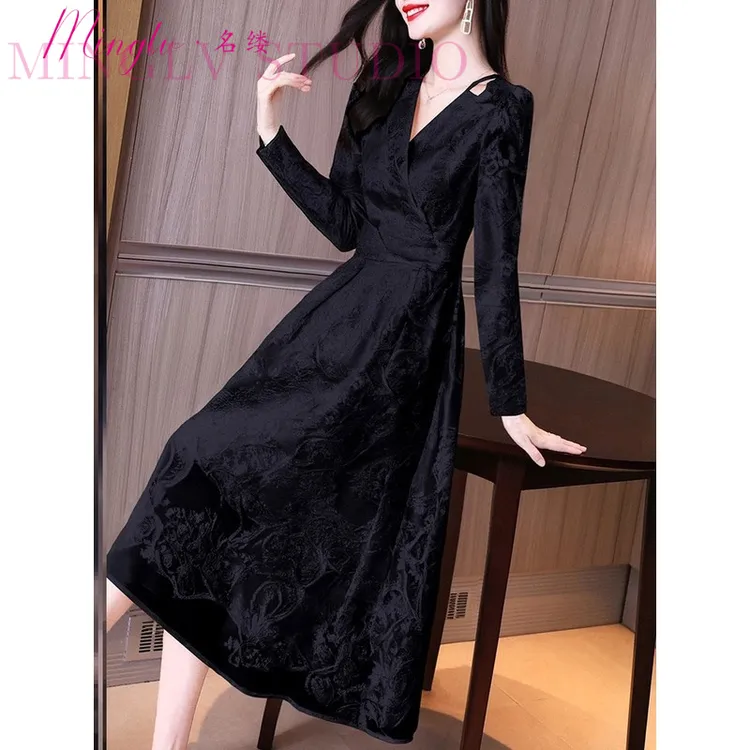 2025年秋季大方得体绝美名媛风设计感v领收腰大摆提花休闲连衣裙