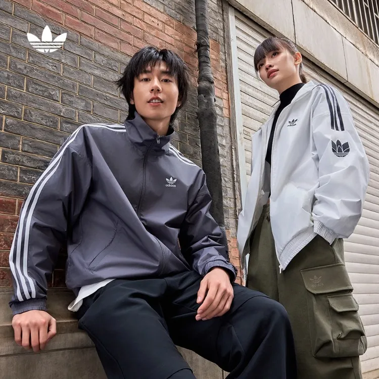 adidas阿迪达斯三叶草情侣款复古风梭织运动夹克外套 JI7535