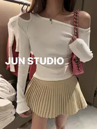 熊小姐家2025早春新款漏肩显瘦百搭斜肩上衣女