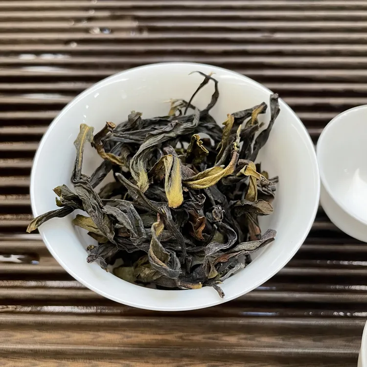 凤凰单丛 高香雪片鸭屎香 花香奶香​雪味明显，水路细腻 先甜后甘 