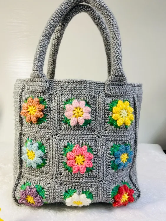 沁柔花朵手腕包成品，有内衬，颜色搭配漂亮，喜欢的可以带回家